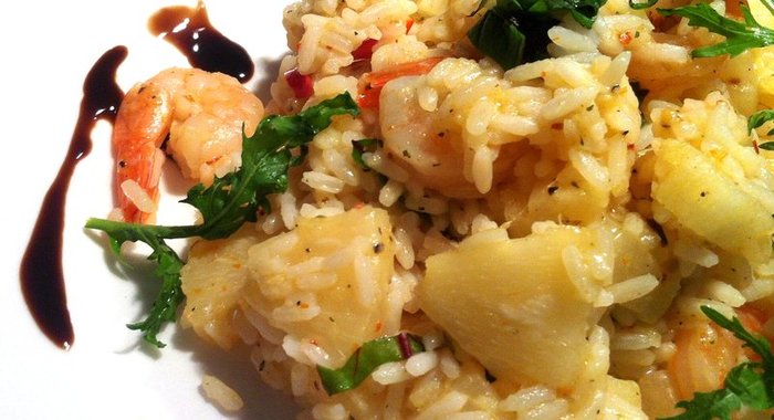 Пряный рис с ананасом, чили, имбирем и креветками