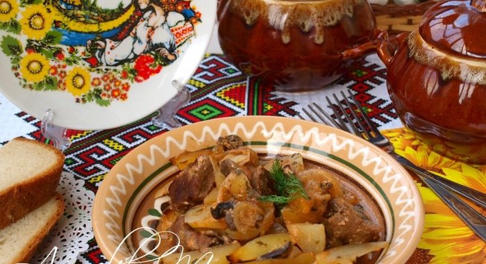 Жаркое с мясом, картофелем и грибами в горшочках