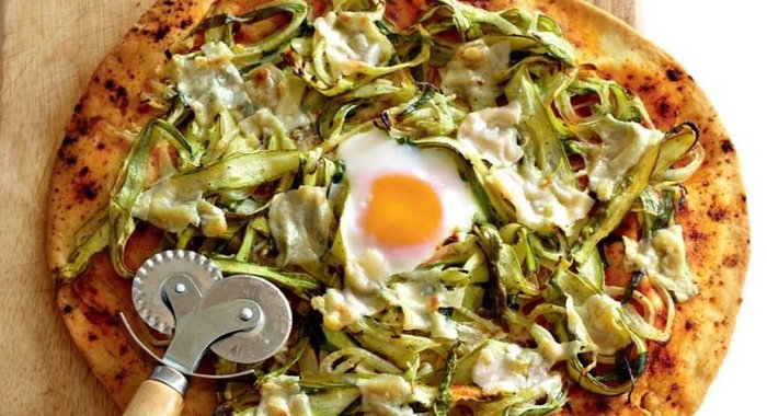 Пицца со спаржей, пармезаном и яйцом