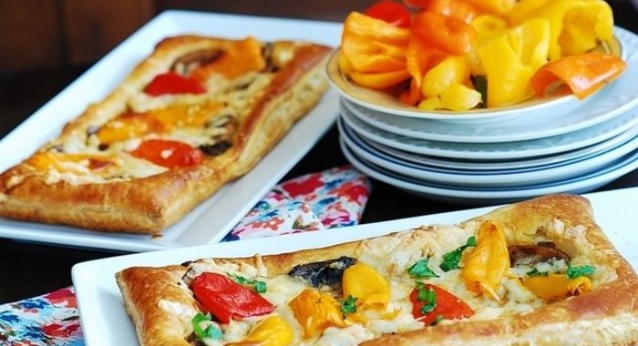 Пицца с моцареллой и грибами