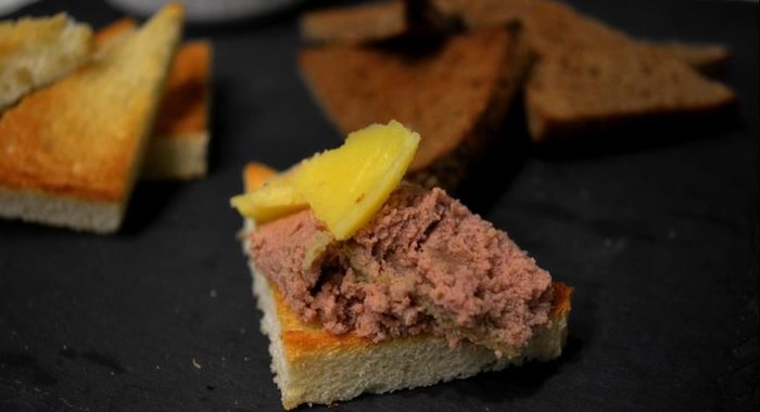 Паштет из фермерской куриной печени с мармеладом из красного крыжовника и смородины