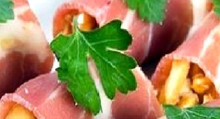 Рулетики из хамона с острым арахисом