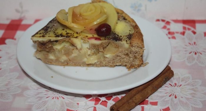 Яблочная шарлотка с печеньем и заливкой