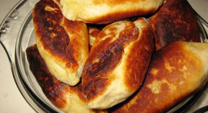 Жареные пирожки с яблоками на сковороде