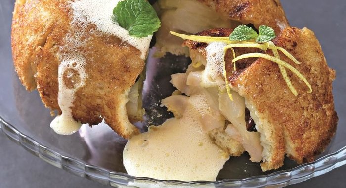 Шарлотка с грушами и ромашковым кремом