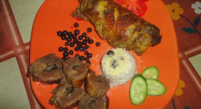 Рулет из утиной грудки с черносливом