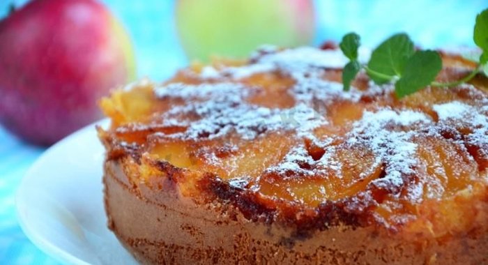 Шарлотка с карамелью