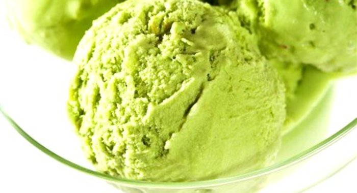 Мороженое из авокадо с фисташками