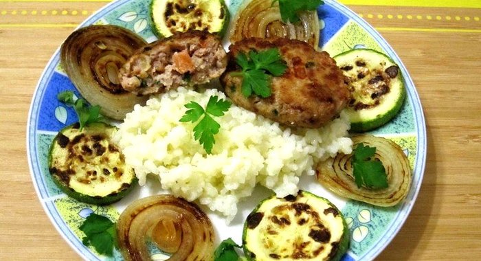 Котлеты с помидорами и кабачками с рисом на гарнир