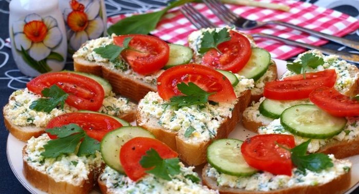 Бутерброды с творогом, яйцом и черемшой