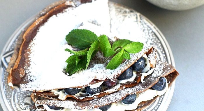 Блины из черемуховой муки с маскарпоне и голубикой