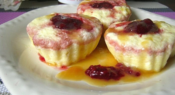 Паровое творожное суфле с вишневым конфитюром