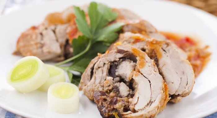 Свиное филе, фаршированное сливами в мультиварке