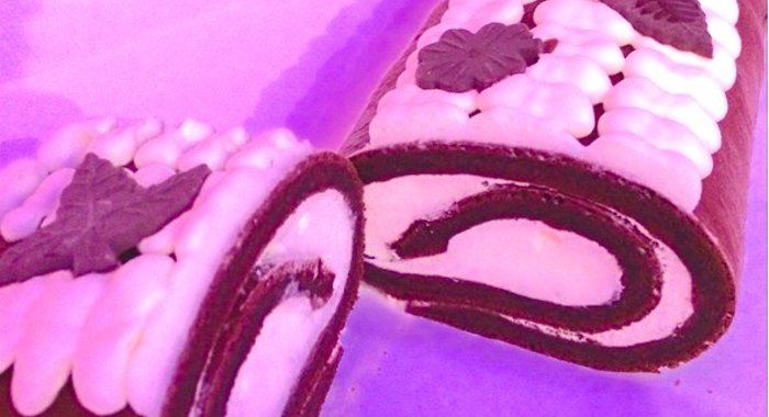 Шоколадный бисквитный рулет