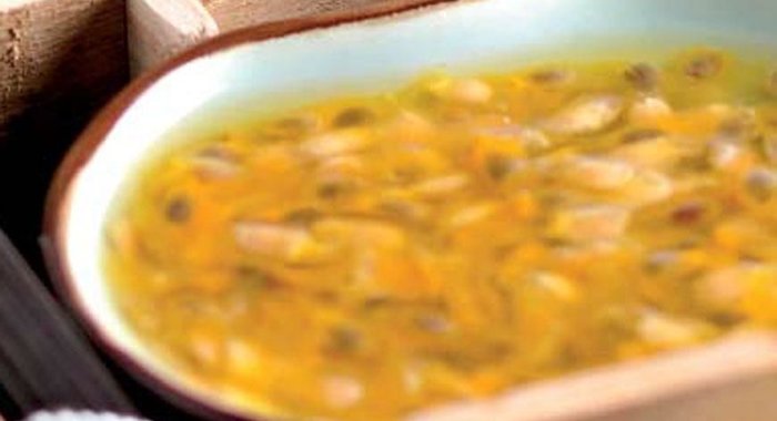 Жареное мороженое с соусом из маракуйи