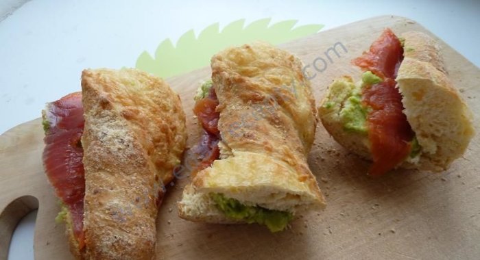 Бутерброд с авокадо и красной рыбой праздничный