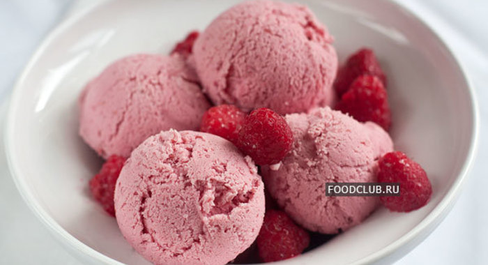 Сливочное малиновое мороженое