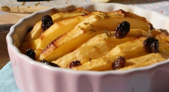 Яблочная запеканка с изюмом