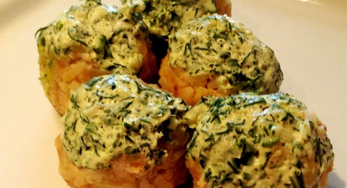 Легкие куриные тефтели на пару со сметанно-чесночным соусом