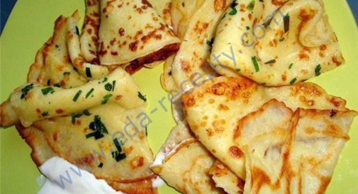 Тонкие блинчики с соленым творогом