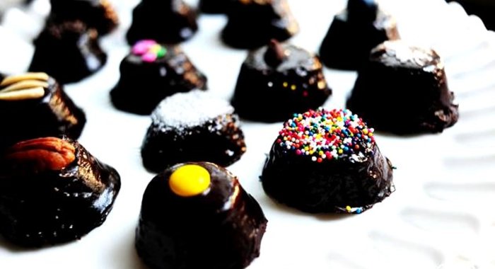 Шоколадные пирожные в сливочной глазури