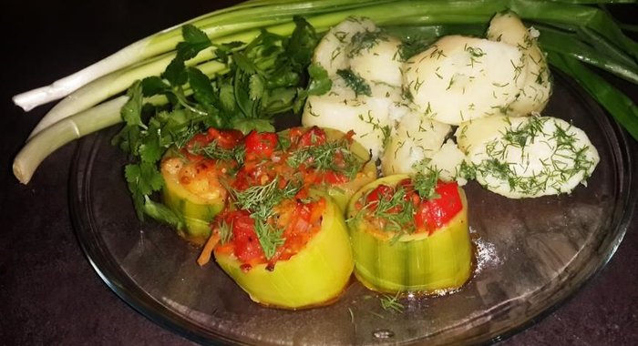 Овощное рагу в кабачках