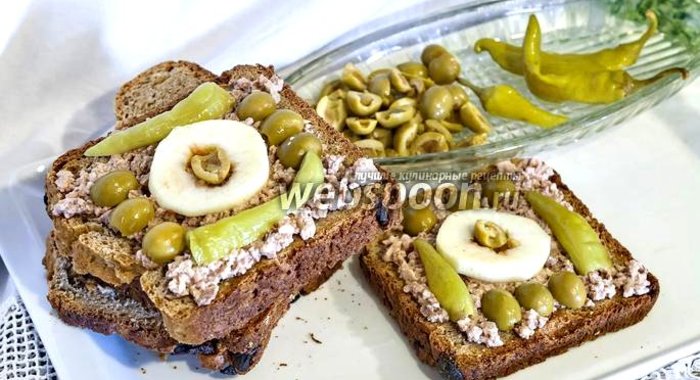 Бутерброд из цельнозернового хлеба с яблоками и печенью трески