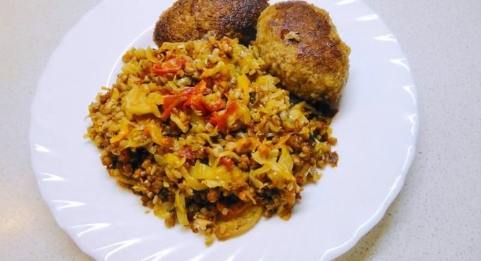 Гречка с капустой и овощами