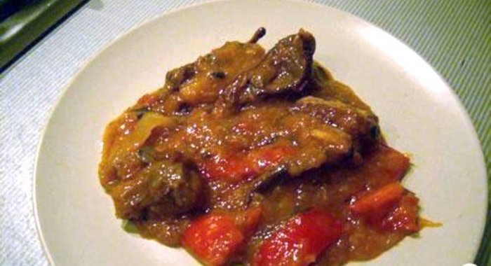 Баранина на косточке с помидорами и вином