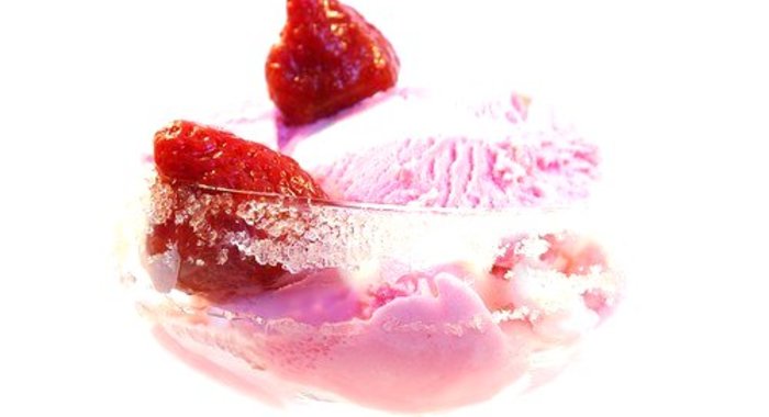 Замороженное клубничное суфле со взбитыми сливками