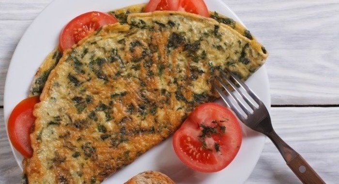 Омлет со шпинатом и помидорами
