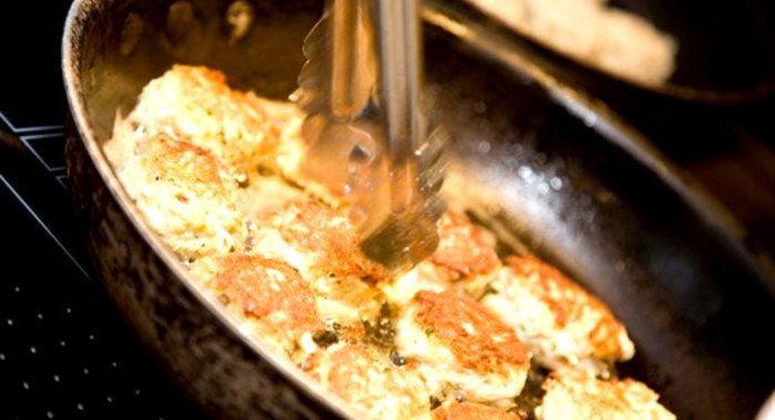 Крабовые котлеты с чили и ароматным соусом