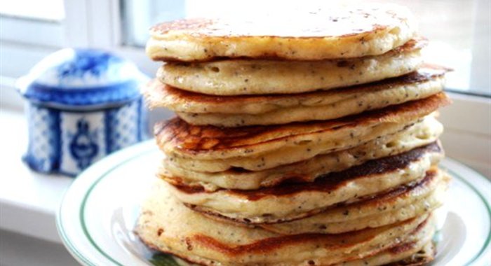 Оладьи по‑деревенски с ягодным соусом