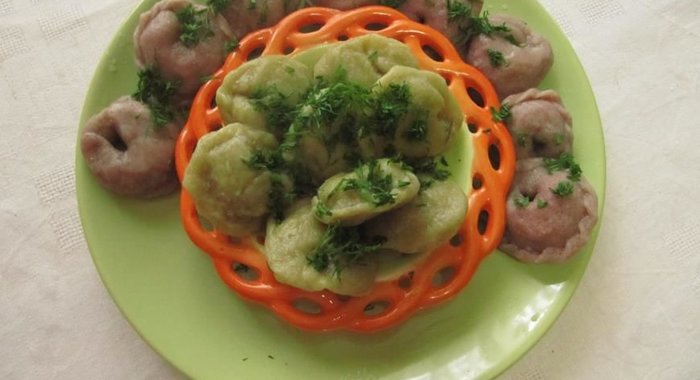 Цветные пельмени с томатным соусом
