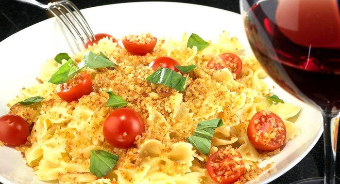 Фарфалле с хлебными крошками и чесноком