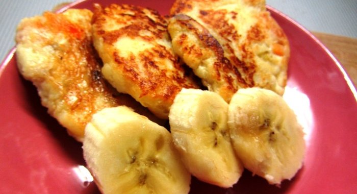 Сырники с бананом, курагой и ванильным сахаром