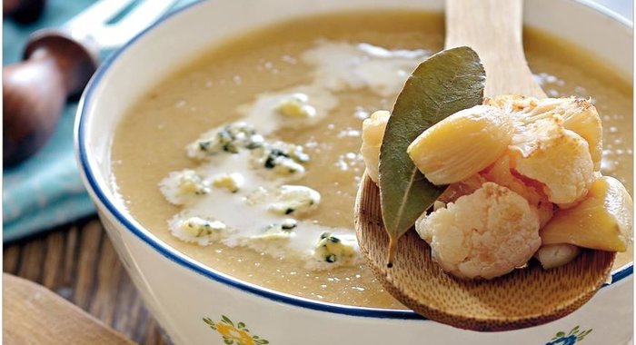 Суп из запеченной цветной капусты с голубым сыром