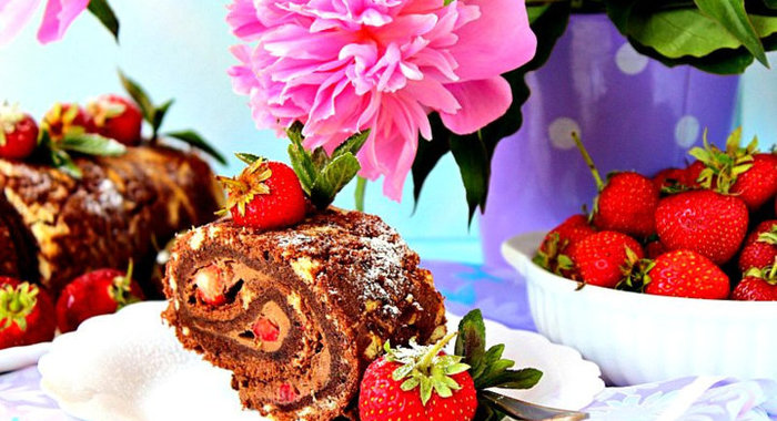 Рулет с кофейным кремом и клубникой