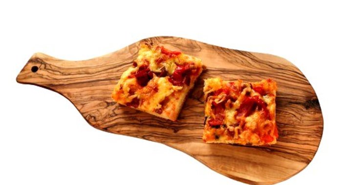 Пицца с салями, тремя сортами сыра и прованскими травами