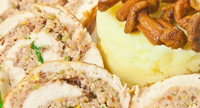 Рулет из курицы с картофельным пюре и лисичками