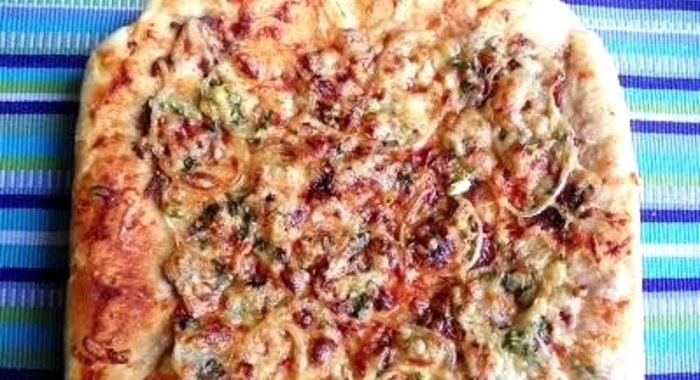 Пицца с фаршем и луком