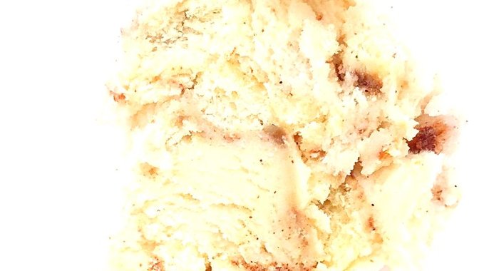 Мороженое с кусочками булочки синнабон и коричным соусом