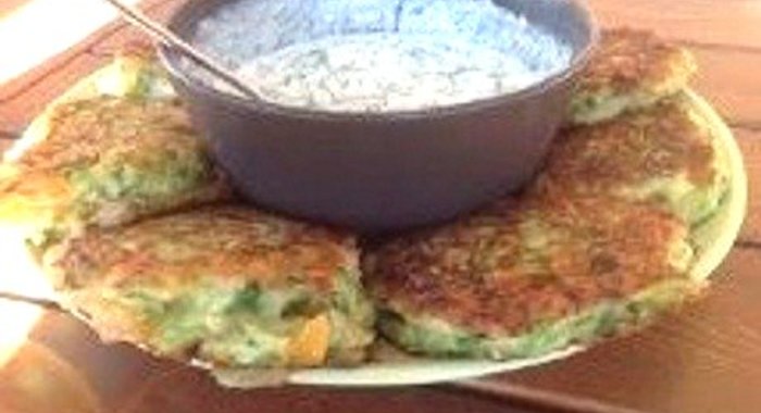 Оладьи из кабачков со сметанно-чесночным соусом