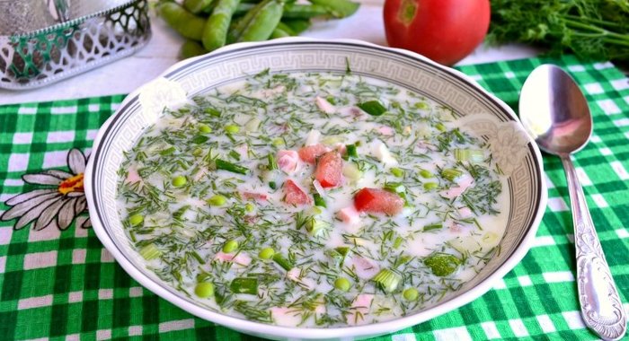 Окрошка на сыворотке с помидорами и свежим горошком