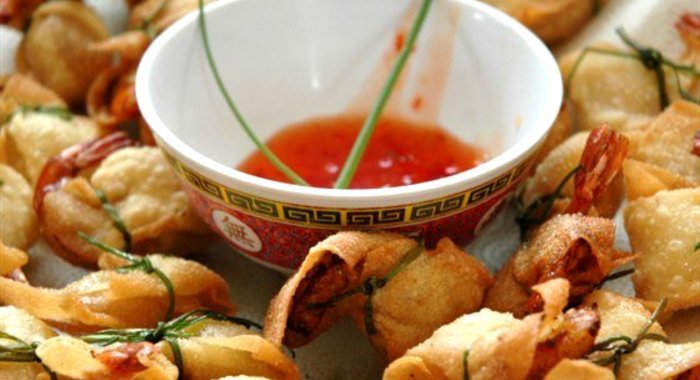 Вонтоны с креветками с джемом из чили