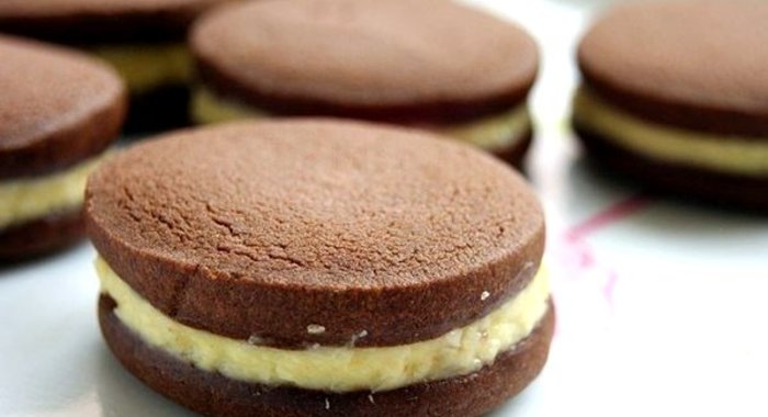 Шоколадное печенье с кокосовым кремом