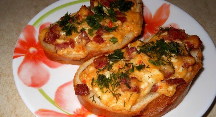 Горячие бутерброды с колбасой и сыром