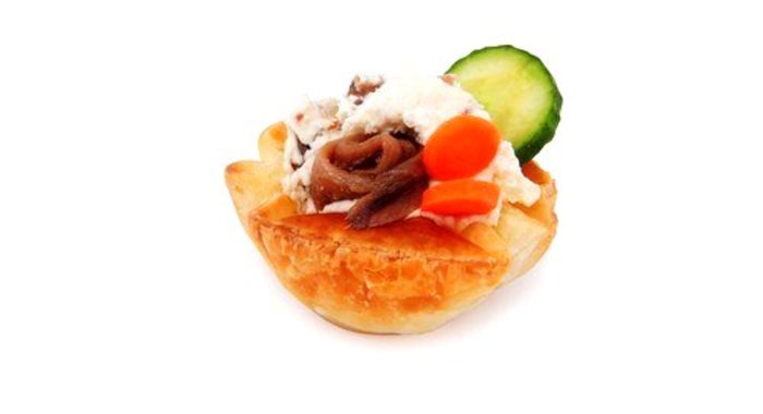 Открытые пирожки из слоеного теста с анчоусами и овощами