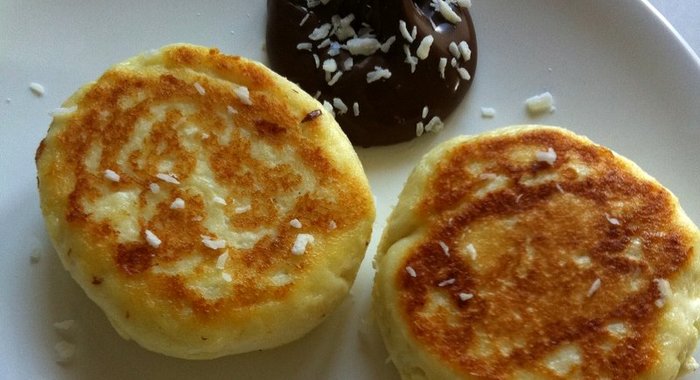 Печеные ванильные сырники с шоколадным соусом