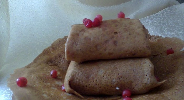 Шоколадные блины с творогом и красной смородиной